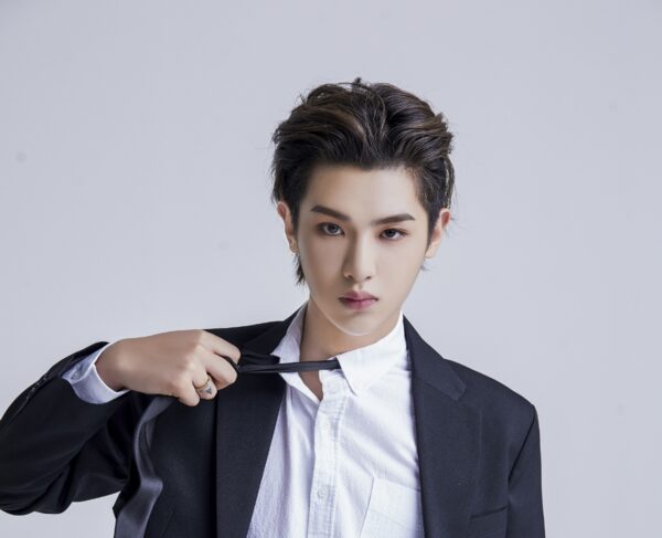 黄明昊 (Justin)